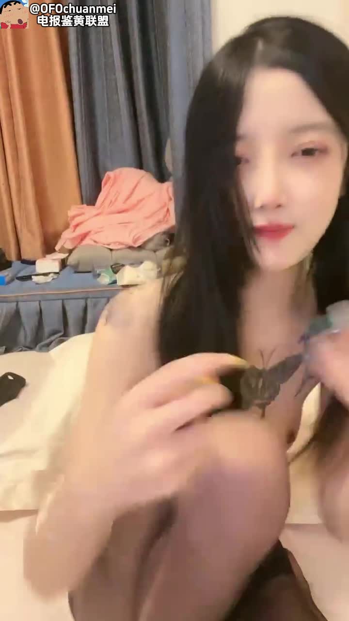 作者：小蝴蝶会飞 直播自慰 校花女神主播 直播 身材高挑白丝美腿黑森林 南方湖南某院校校花级别直播 秀身材 看来裸体直播很受打赏！25岁是枚小骚女 纹身不少，聊骚浮语 拿着粉色透明自慰棒棒插穴！