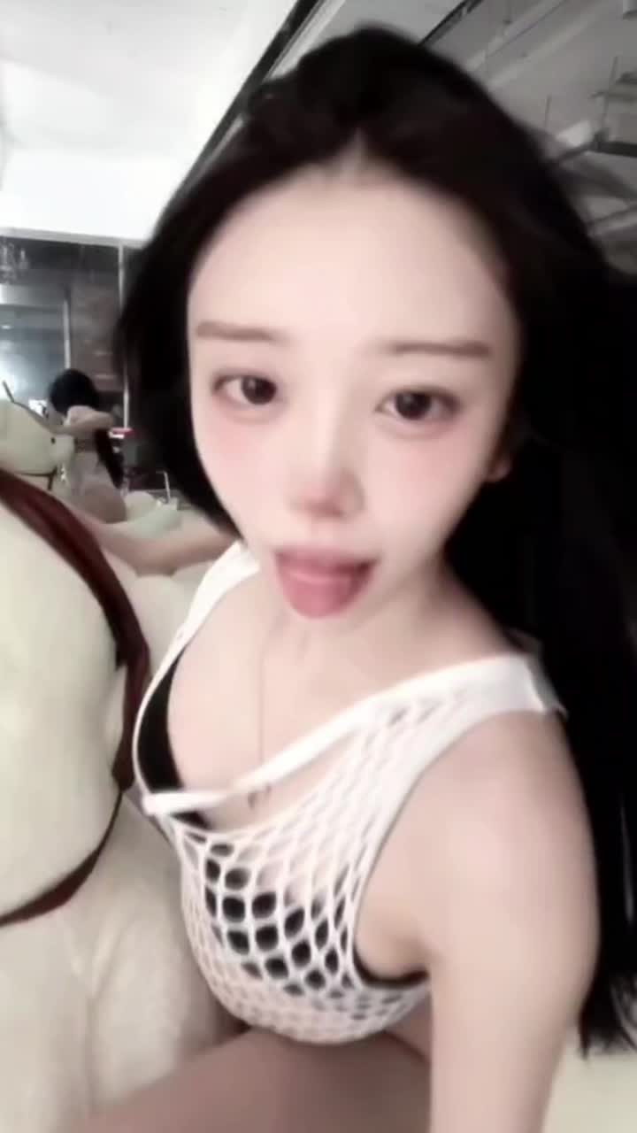 这脸蛋长得超级顶，颜射肯定爽歪歪，短发气质真的没谁了，妥妥大骚逼母狗一枚！作者：曾伊mllnjx