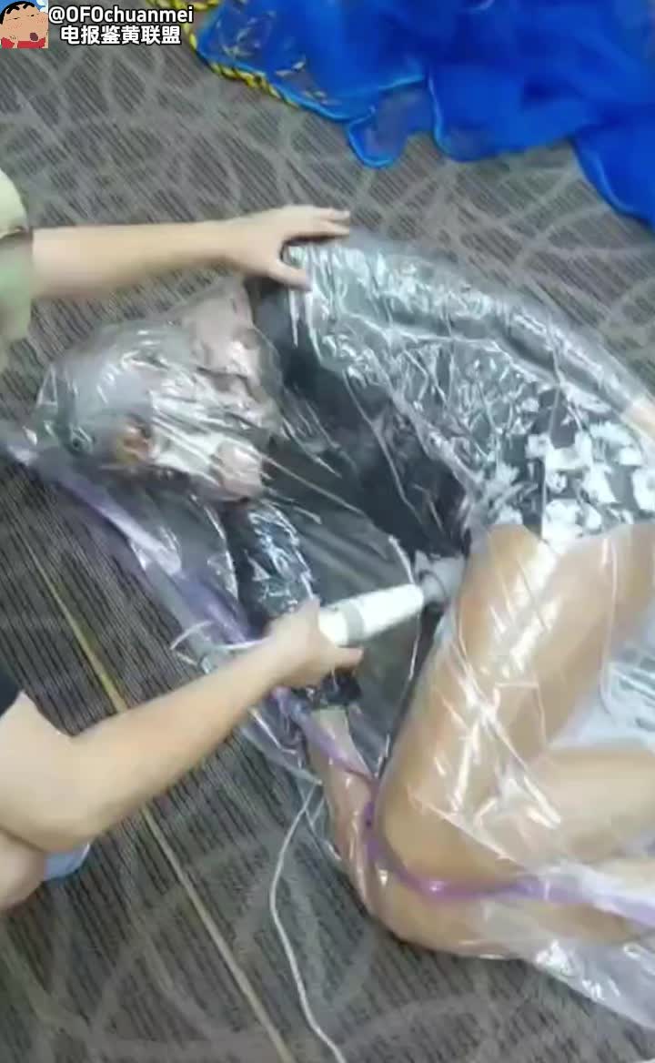 #窒息 #调教 #母狗 卧槽 这不是拿明在开玩笑吗 把人装进密封袋然后抽空气 再用自慰器刺激
