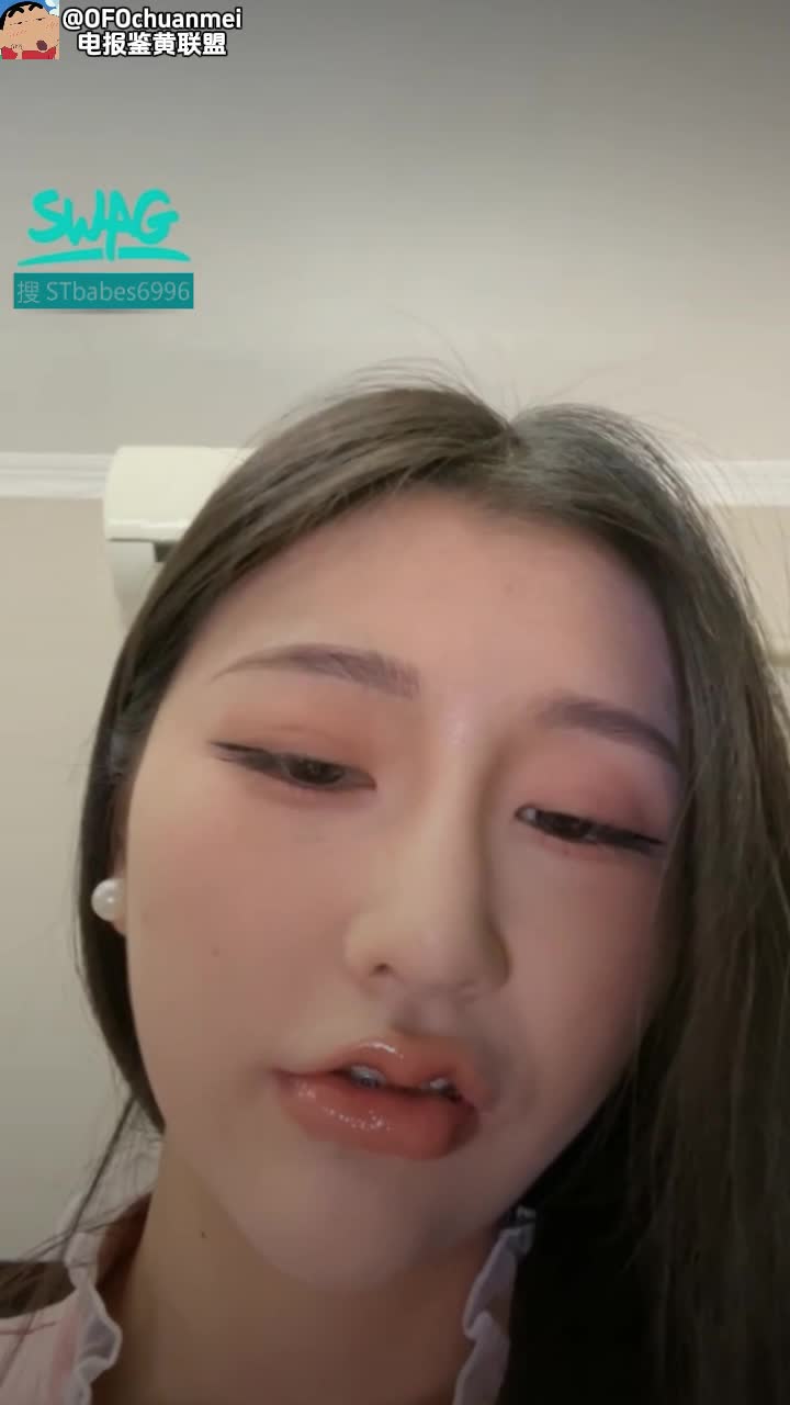 级颜值网红女主播风骚小野猫，拿着逼真假鸡巴口交，这口活太棒了，发出骚骚的口腔呻吟声，作者：小野猫