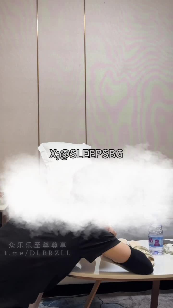 把她的骚脚舔了一遍，裸足足交玩着ji把，最后喷射到她的脚上手上鞋子上