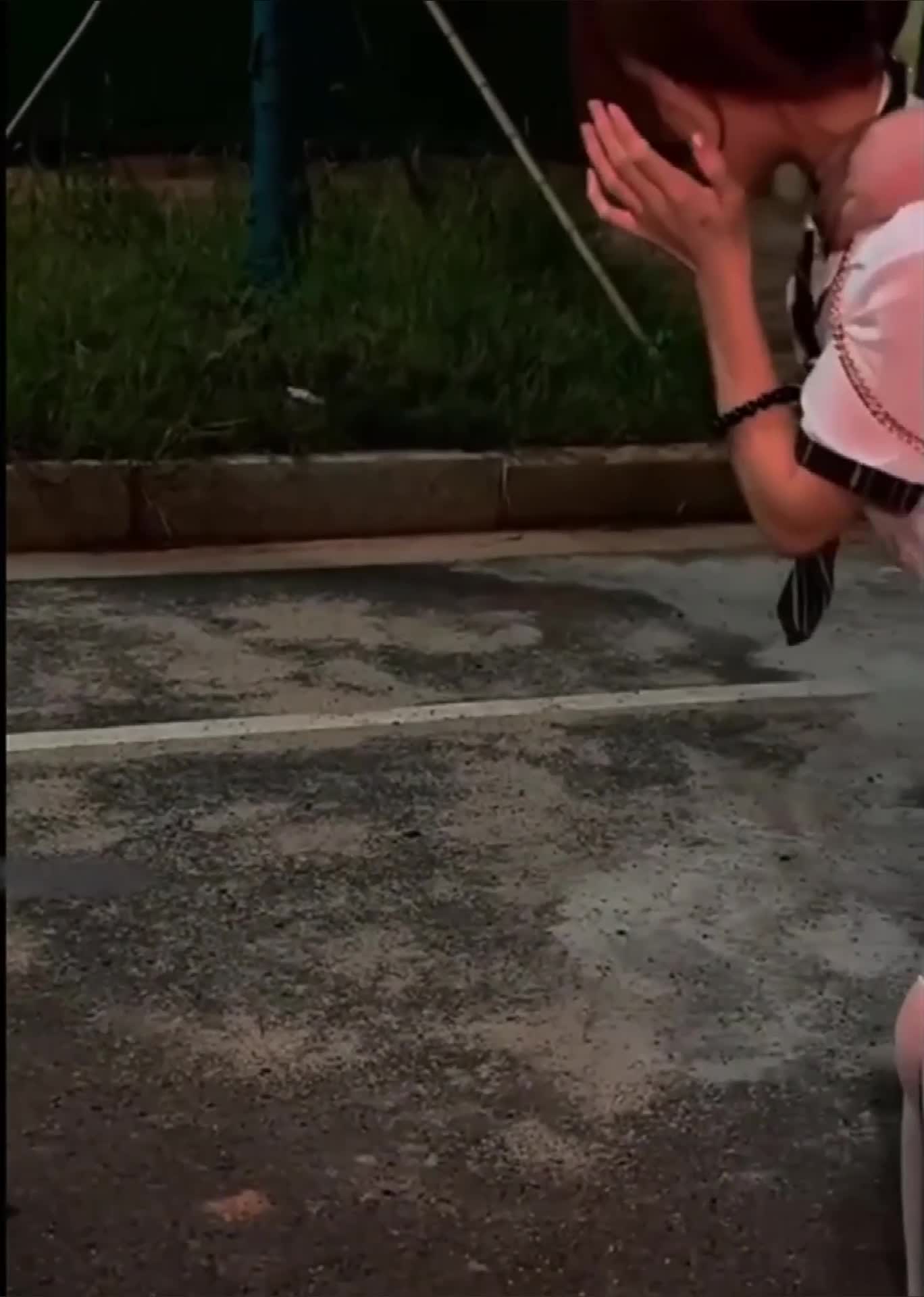 牵上小母狗去郊区马路上给兄弟调教 脖子上带着狗链让兄弟牵着操