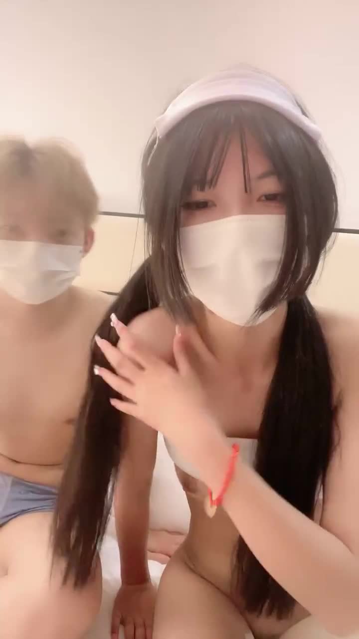 双马尾萌妹两男一女！骑乘位扶屌插入！小逼太紧慢慢插入，小黄毛旁边看了好久，站立后入磨蹭 频道 @simi2025