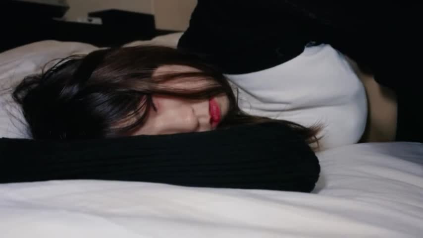 正装少妇下班途中被迷晕丢床上随意玩弄