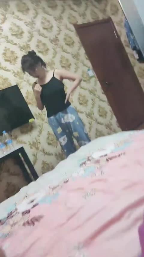 闷骚美女激情3p，先把逼逼和鸡巴洗干净床上开搞，把舔鸡巴舔硬主动上位，被大哥草着嘴里还在舔鸡巴刺激#轮肏 #母狗 #骚逼