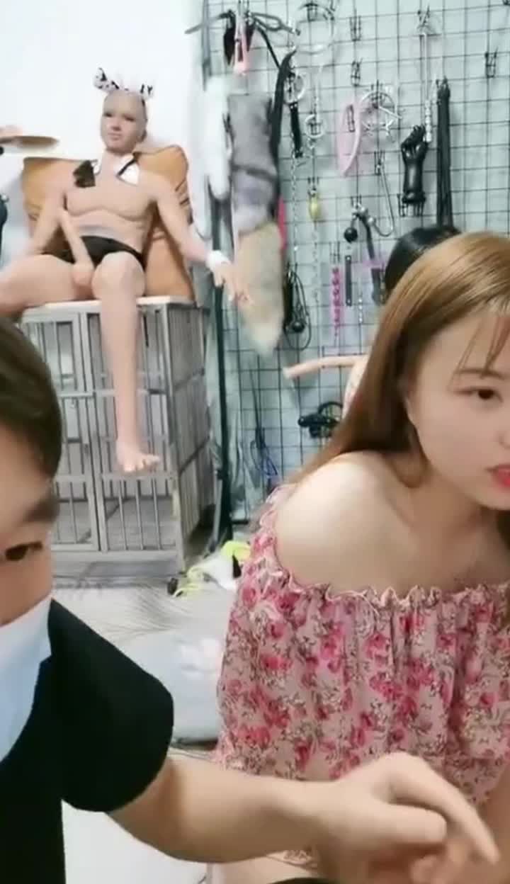 #调教 #淫乱 #母狗 #反差看这扇墙就知道这是一个专业调教母狗的工作室 频道 @simi2025