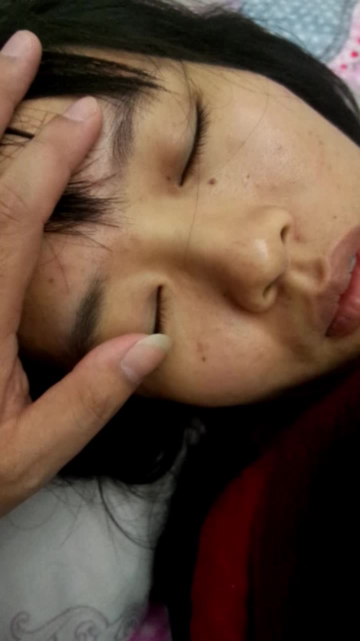 #迷奸 #强奸迷玩少妇人气，平时就听说很骚，迷了才知道一碰就出水，玩脸，玩脚 频道 @simi2025