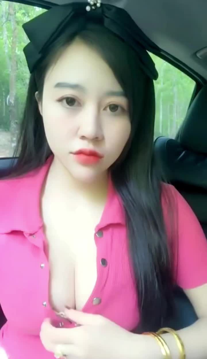 #骚逼 #巨乳 #野外 #车震 骚母狗野外下车小便勾引司机 半推半就把师傅给强奸了