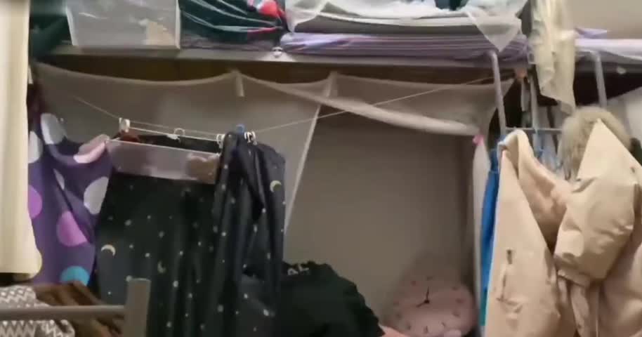 胆大男友在医学院女生宿舍下铺强推女友的闺蜜