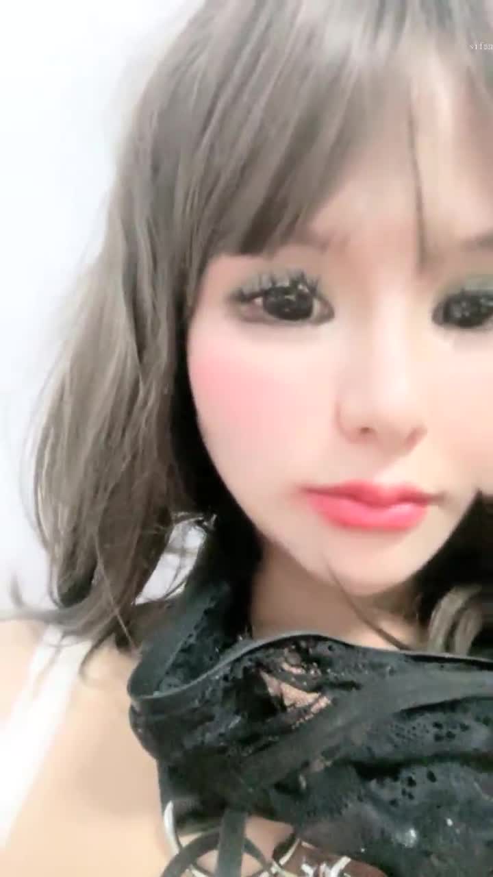 #泡芙奶糖 #反差 #烟熏妆 #自慰