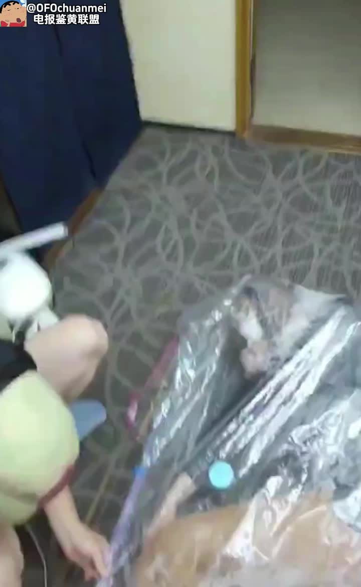 #窒息 #调教 #母狗 卧槽 这不是拿明在开玩笑吗 把人装进密封袋然后抽空气 再用自慰器刺激