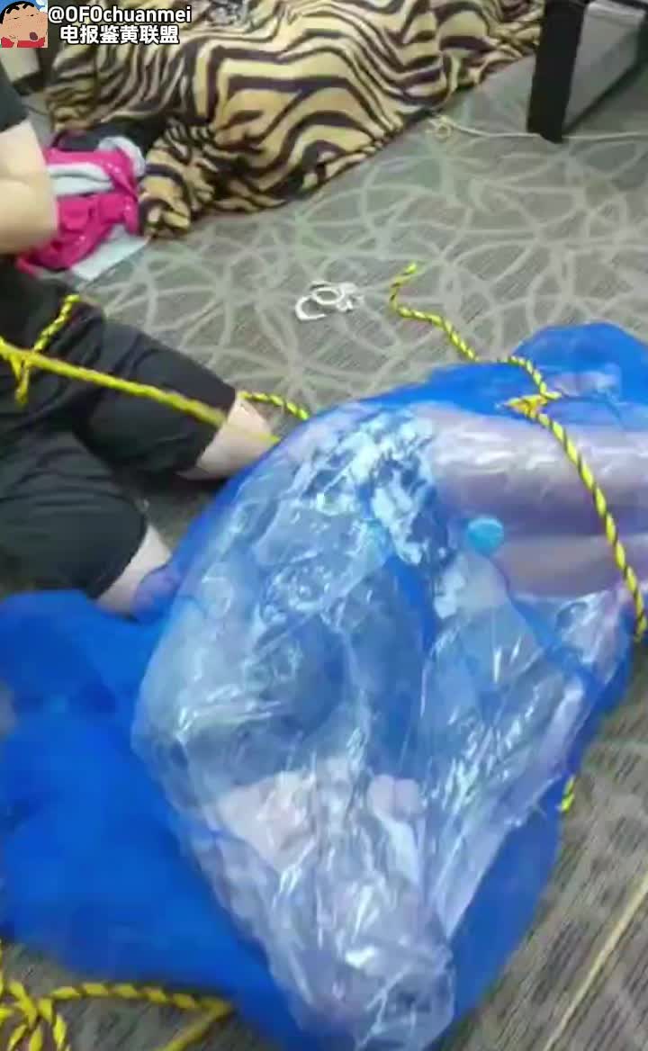 #窒息 #调教 #母狗 卧槽 这不是拿明在开玩笑吗 把人装进密封袋然后抽空气 再用自慰器刺激
