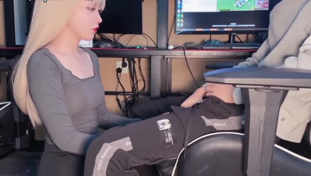 极品包臀裙女陪玩，为了母亲的手术费不惜用身体来赚钱 后仰张开大腿大肉棒快速抽插 无套内射美穴作者：美酱