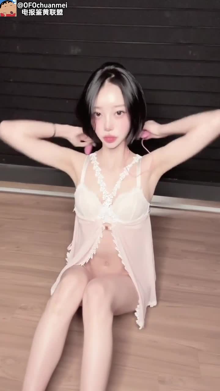 这脸蛋长得超级顶，颜射肯定爽歪歪，短发气质真的没谁了，妥妥大骚逼母狗一枚！作者：曾伊mllnjx
