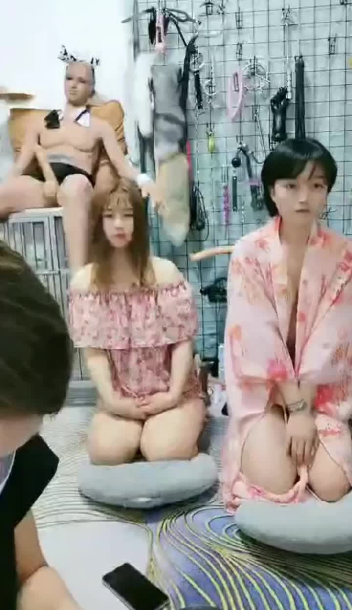 #调教 #淫乱 #母狗 #反差看这扇墙就知道这是一个专业调教母狗的工作室 频道 @simi2025