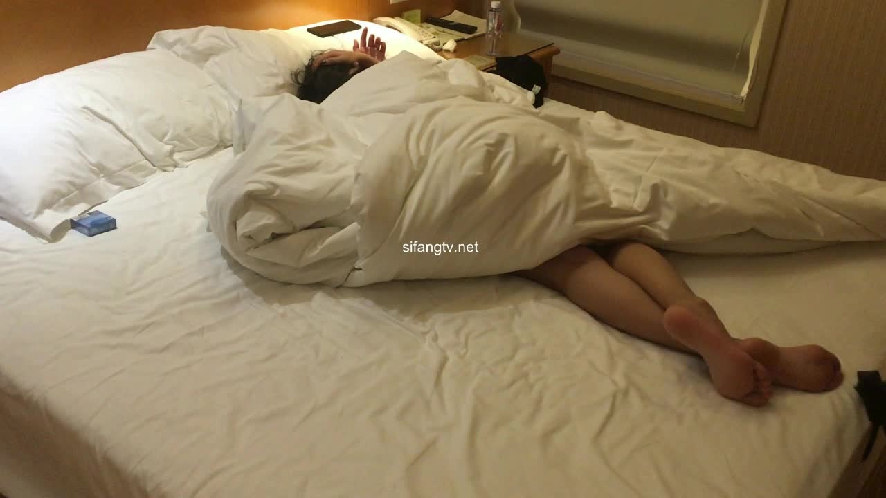 #强奸 #迷奸系列 眼镜哥迷奸极品良家 丝袜+开口器翻眼+捆绑抽插 身体有感觉淫水冒白浆