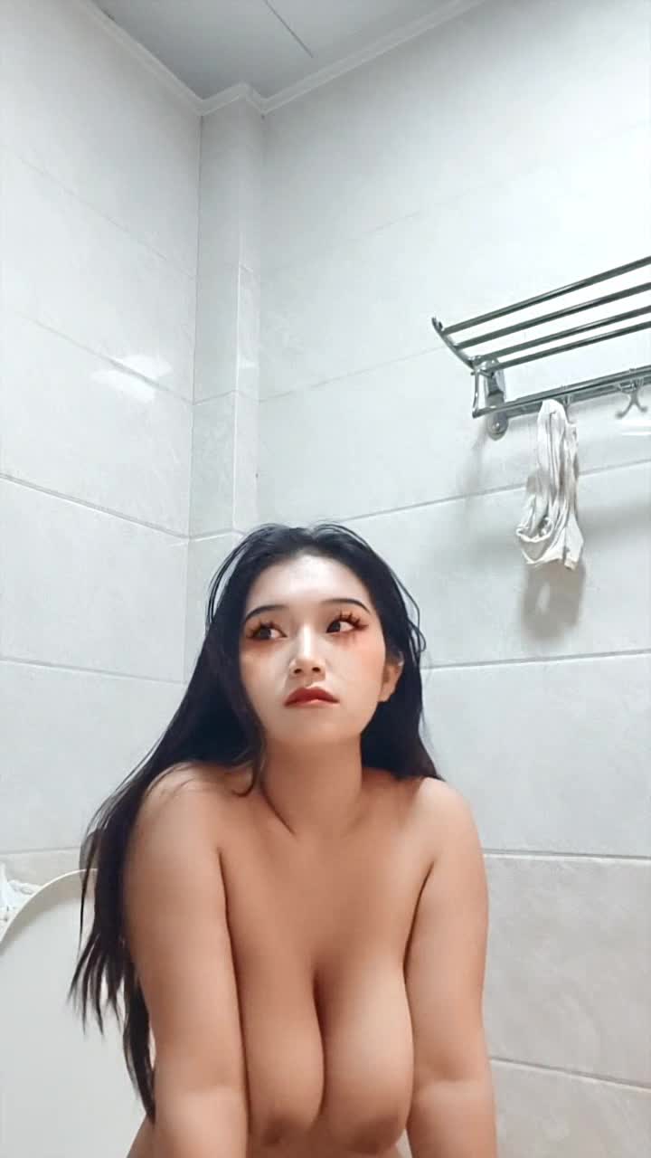 新来的大奶少妇浴室洗完澡到床上诱惑狼友，揉捏性感的大奶子，掰开逼逼给狼友看，撅着屁股求草，精彩别错过