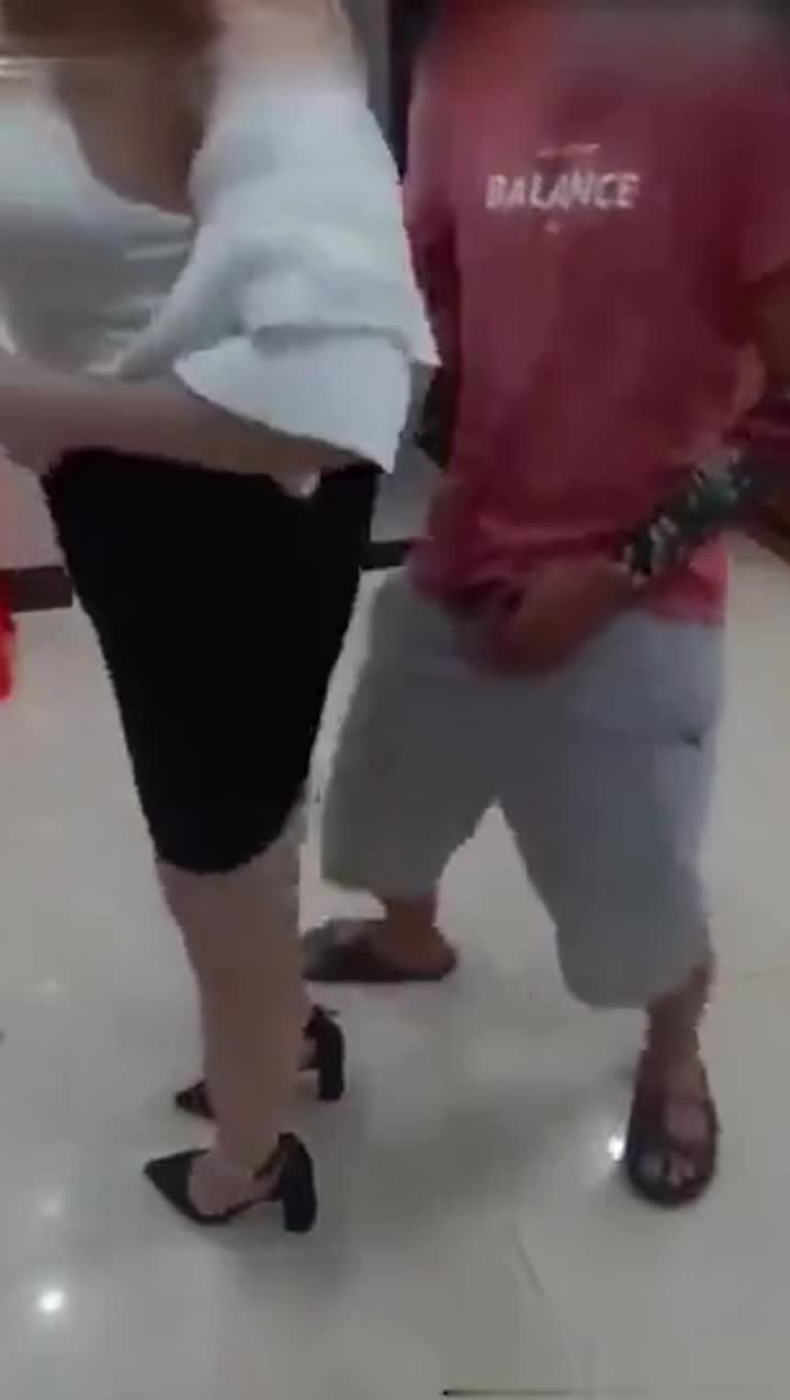 #强上 忽悠表姐来家里玩，和号兄弟两个人强操我的好表姐