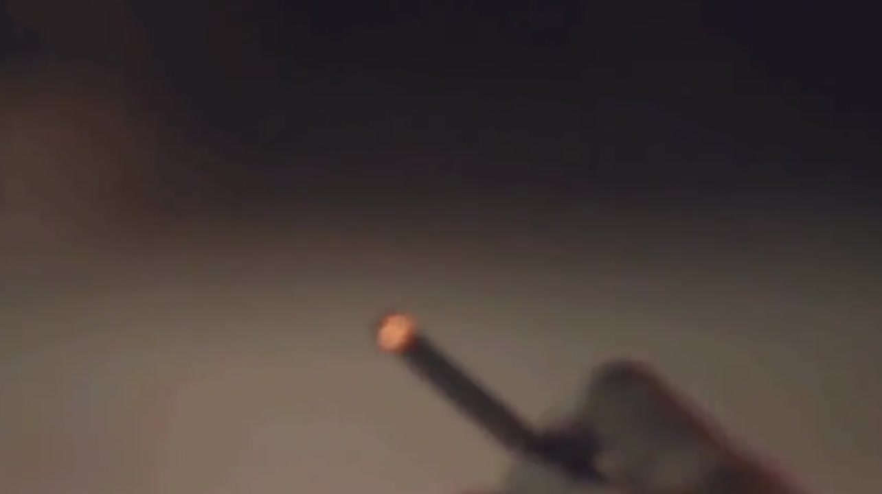 ️ 午夜十一点，徐艳丽拖着疲惫的身体走在回家的路上。今天又是加班到很晚，她的小区距离公司二十公里，地铁早就停运了。作为一个年轻的白领，她的经济条件并不好，只能租住在这种偏僻的老旧小区。她单薄的身影在路灯下摇曳，高跟鞋踩在地上发出清脆的响声。天色渐暗，空旷的街道上连个人影都没有。转过一个弯后，这条小巷更加幽静，两侧的砖房都黑着窗户。就在这时，一个高大魁梧的身影悄无声息地出现在她身后。徐艳丽还没来得及回头，一双有力的大手就从后面捂住了她的嘴。男人的气息喷在她耳边，让她瞬间僵住了身体。