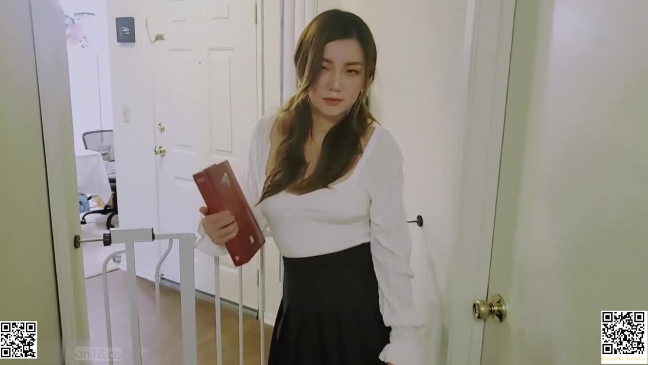 学生偷拍到漂亮黑丝老师的私密视频 通过各种威胁手段在教室里将漂亮老师强奸 黑丝都被撕开了#强奸 #胁迫 #师生