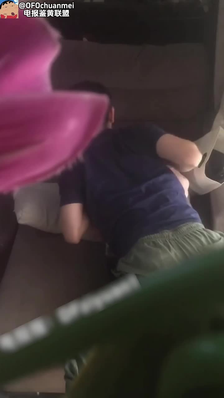酒店偷拍到美艳少妇被网友按在沙发上强上连打带喊无济于事只被强行插入#强奸 #少妇 #内射