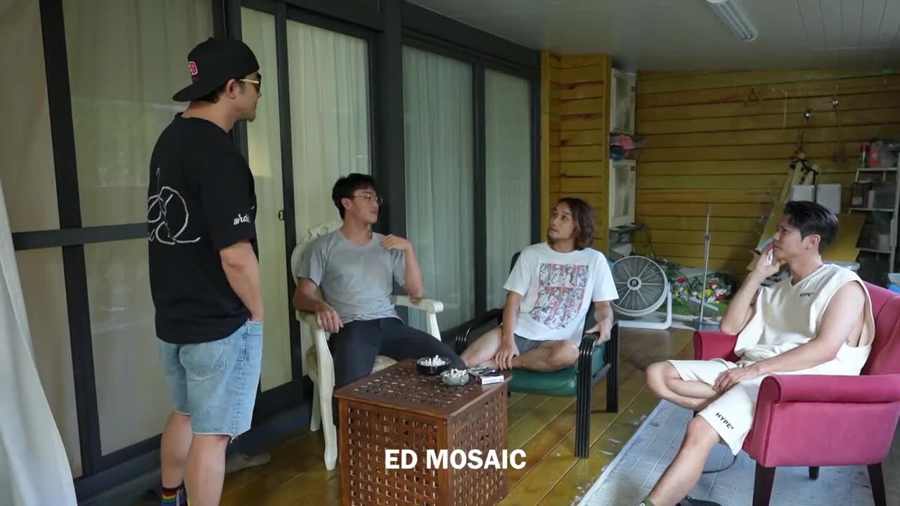 #群P #淫乱学生妹等公车时被搭讪后来跟3男玩4P
