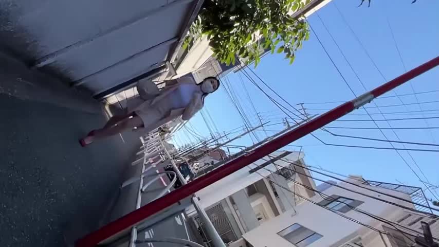 日本空姐走在大街上惨遭黑帮分子迷晕带进小房间进行强奸性侵犯