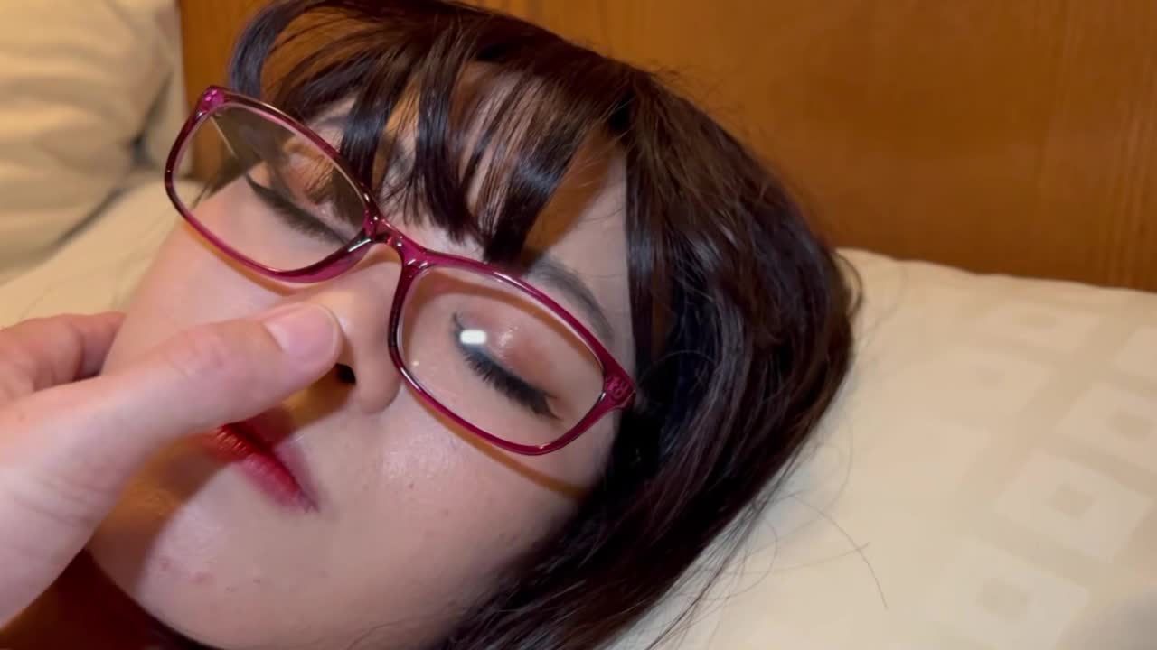 知性美少妇 高中英语老师被学校的领导邀请去喝酒 结果惨遭迷