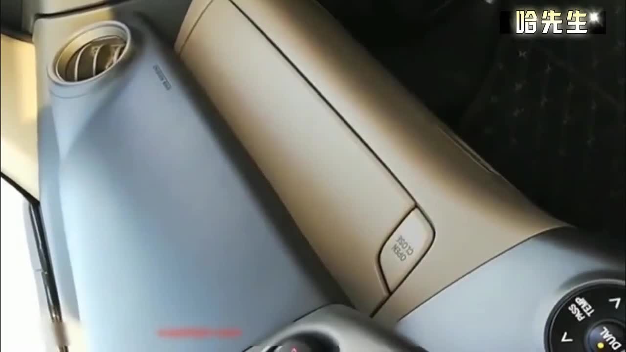 勾搭在路边等车的少妇，骚货只穿了黑丝，没穿内裤，这不明摆着被草吗