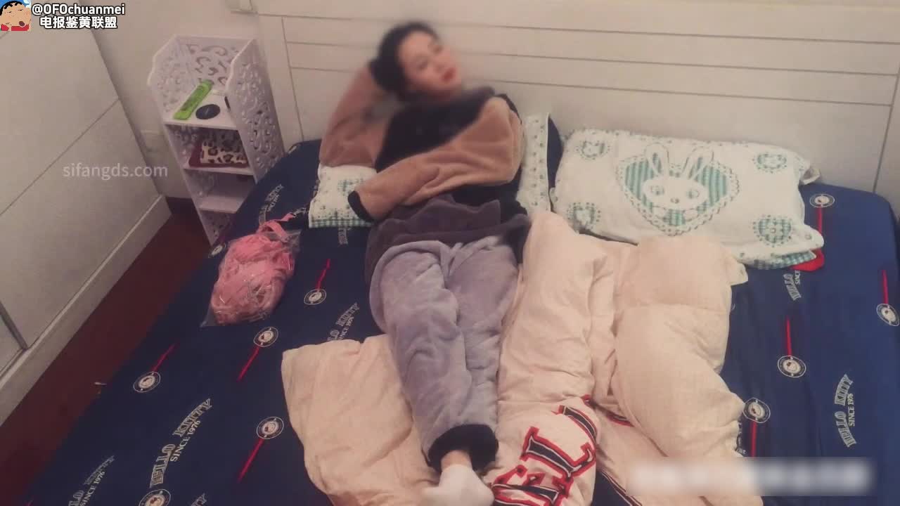 高冷的美女小炮友 约出来说来大姨妈了 只好捆绑跪着操嘴 舔蛋 调教成母狗!