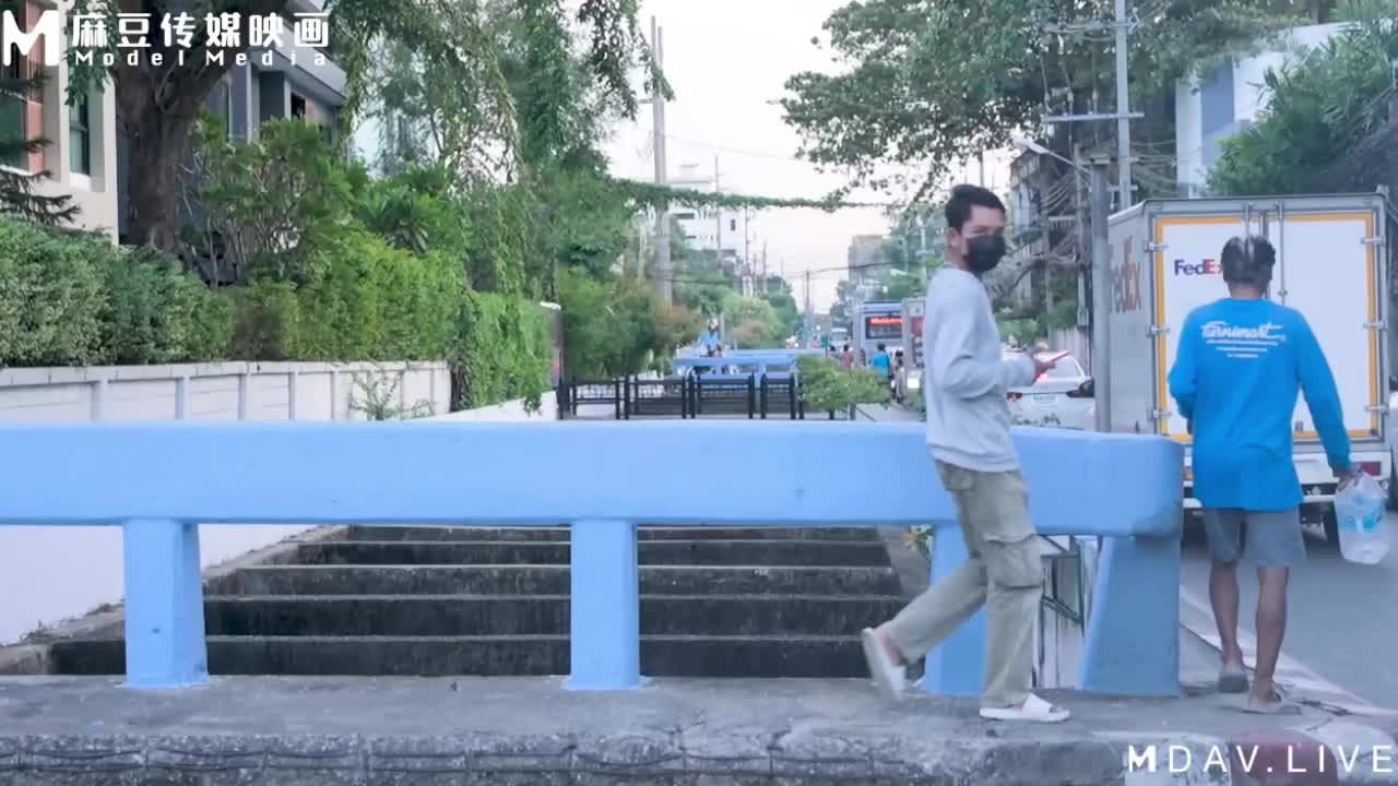 自小高贵不凡 书香门第的绝美妇人和大家闺秀 侮辱已经走投无路的孤儿 最后惨遭入室强奸 玩弄