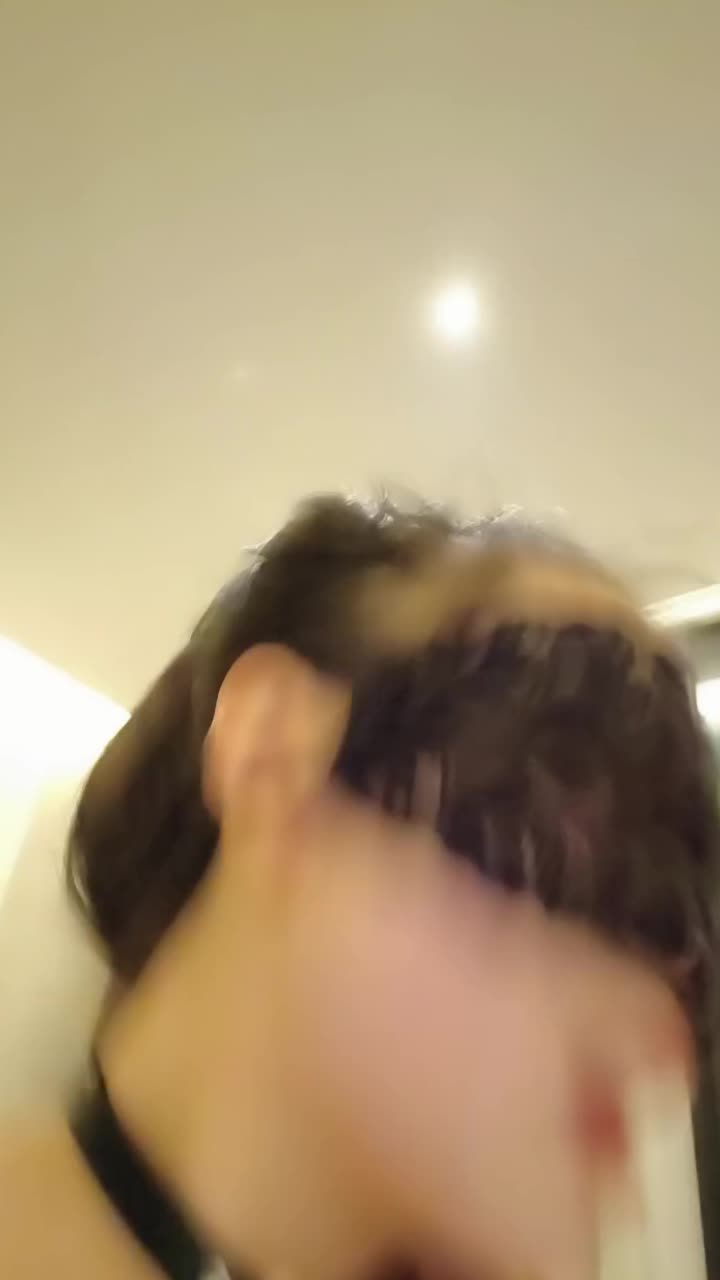 淫荡母狗！4男一女群P名场面！酒店排着队吃吊，骑乘位后入前后夹击，轮流输出#母狗 #校花 #群p #轮草