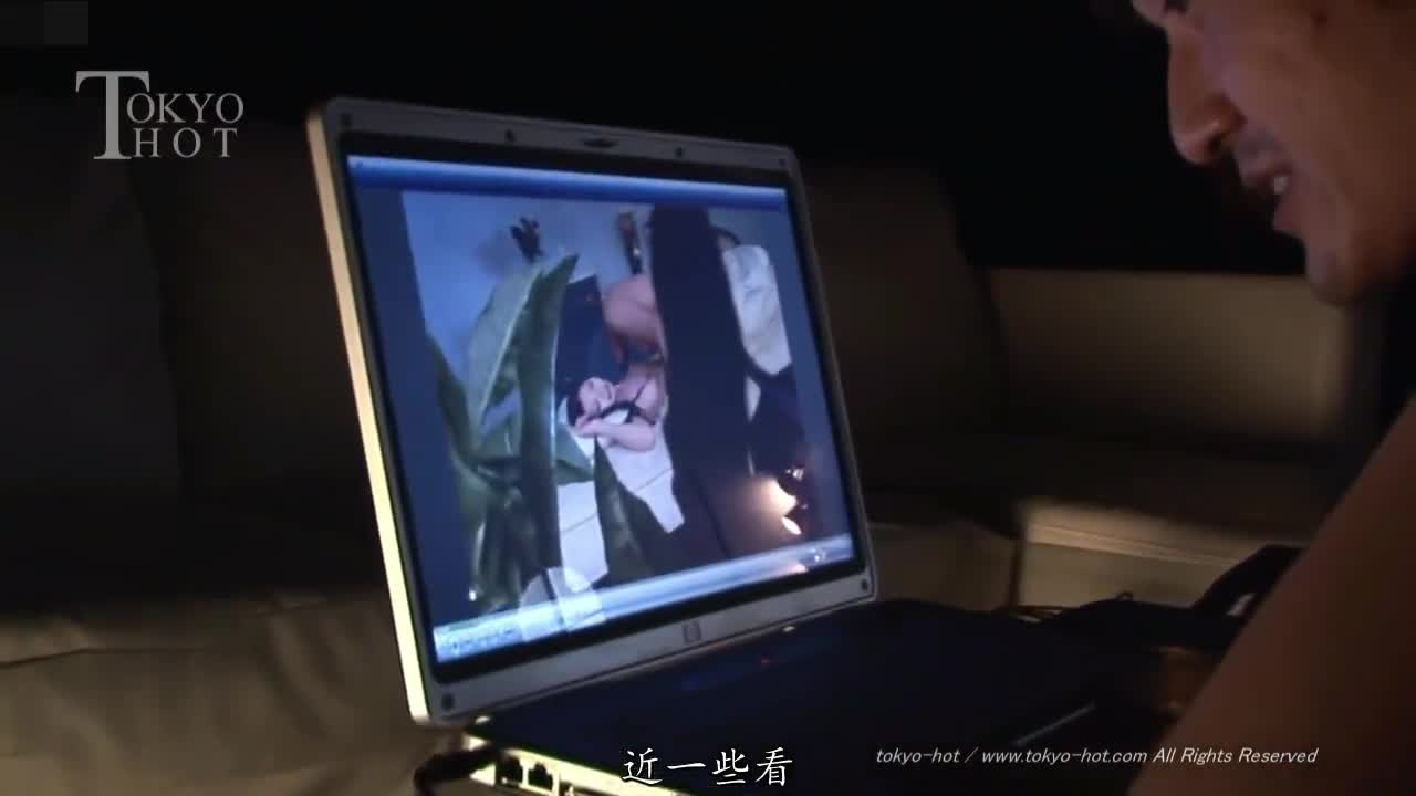 宅男在监控室内拍摄下一位美女的私密照片 随后宅男通过黑客手段获得了美女的手机号 并且将这段视频发到美女手机，小姐 你也不想自己的照片在网上流传