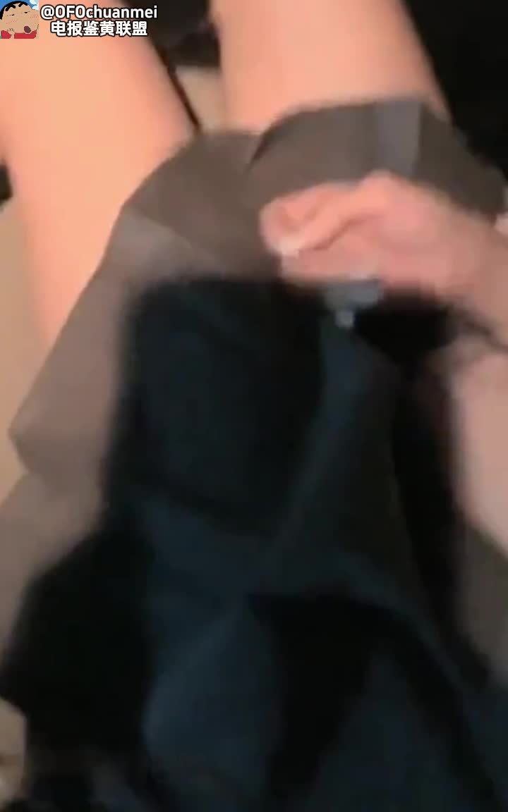 #迷奸 #强奸公司性感短裙女员工在陪领导喝完酒后不省人事 被领导拖上车后带去房间里面乱搞 乱摸 直接强奸她