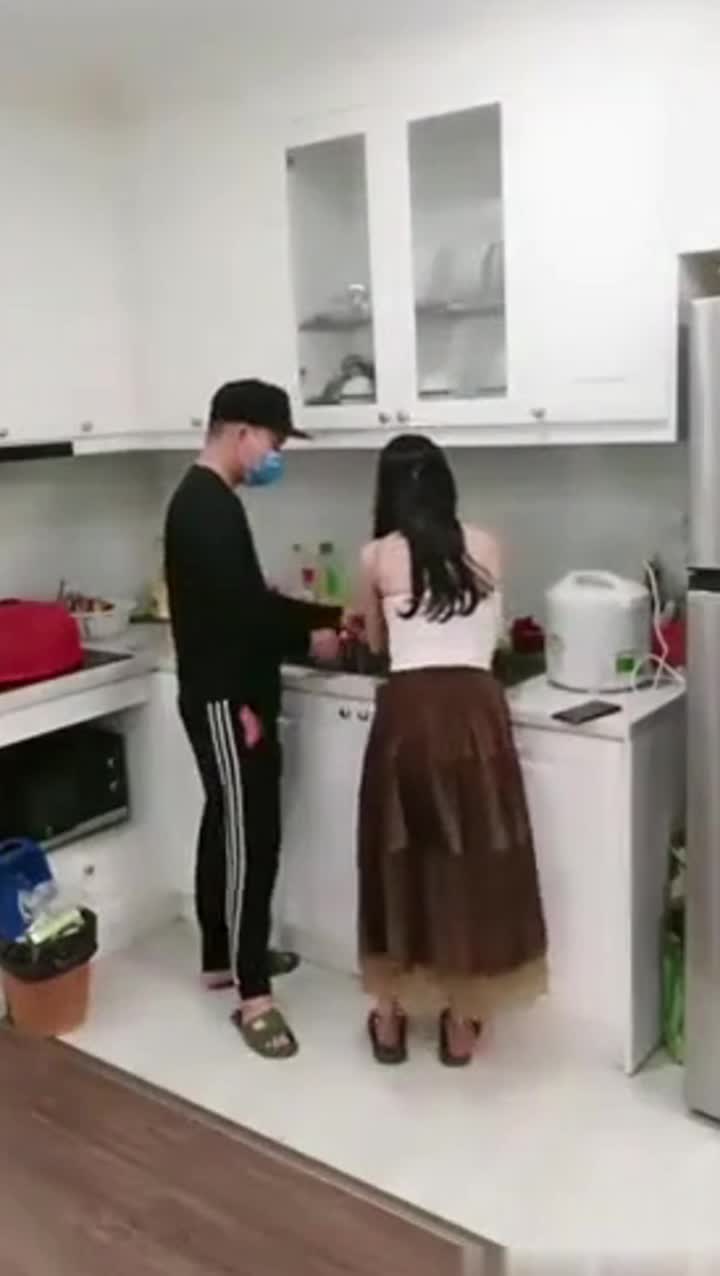 真实乱伦小姨子，老婆不在家强暴她妹妹