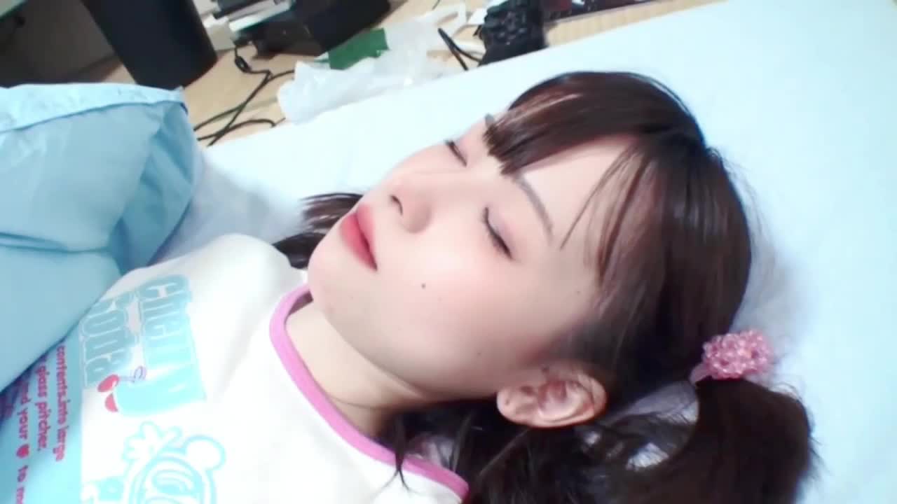 #迷奸 #强奸极品萝莉，被大叔下药扒开内裤 各种道具玩弄嫩穴 插了两次才内射