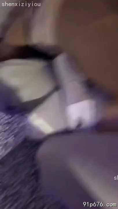 水珠顺着我的身体滑落，你却按捺不住，急切地想要更多。 “不要这么急嘛，”我笑着说， “等洗完澡，再好好疼爱你。”#情色 #性爱 #浴室
