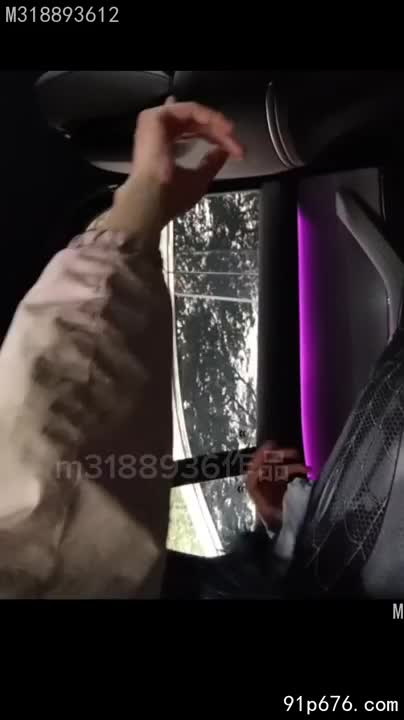 窗外阳光洒进，她穿着蜘蛛侠情趣内衣，娇喘连连。我撕开包装，粗暴地进入，射在她体内。#人妻 #车震 #内射️GIF ｜出处｜动图