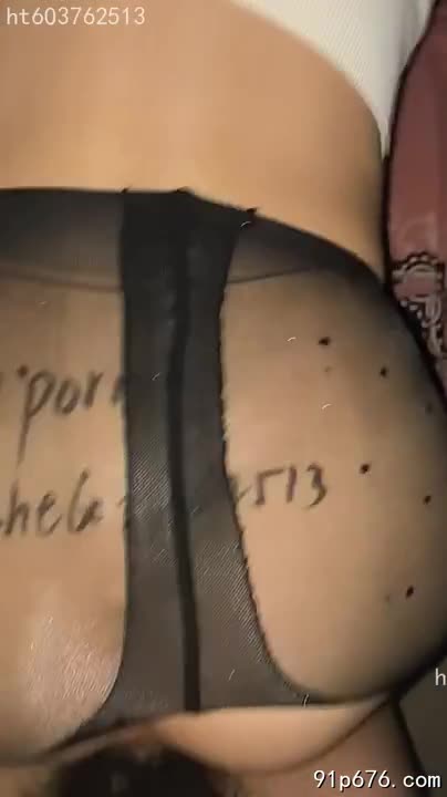他粗暴地进入，我的黑丝袜包裹着他的粗壮，每一次抽送都让我颤抖。汗水浸湿了我的肌肤，我的呻吟回荡在房间里。#后入 #黑丝 #人妻AIBox新增特效-女仆+项圈特效-上传照片一键生成