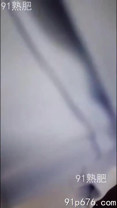 丝袜包裹着成熟女人的腿，紧致光滑，勾勒出完美的曲线。她眼神迷离，丰满的胸部在丝滑的布料下若隐若现，散发着致命的诱惑。#丝袜 #熟女 #诱惑
