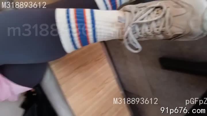她穿着我爱的老爹鞋和瑜伽裤，身材玲珑有致，在Soul上主动约我偷情。她的眼神妩媚，散发着成熟人妻的韵味，让我心猿意马。#人妻 #偷情 #瑜伽裤