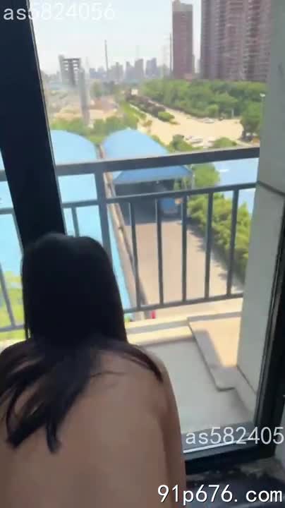 酒店房间门虚掩，我压着她，粗重的喘息回荡。学姐的裙子褪到膝盖，雪白的大腿在灯光下闪耀。这时，服务员推门而入，惊叫一声，慌忙退了出去。#酒店 #偷情 #学姐NovelN角色扮演机器人_护驾有功你打算要武则天什么样的赏赐？