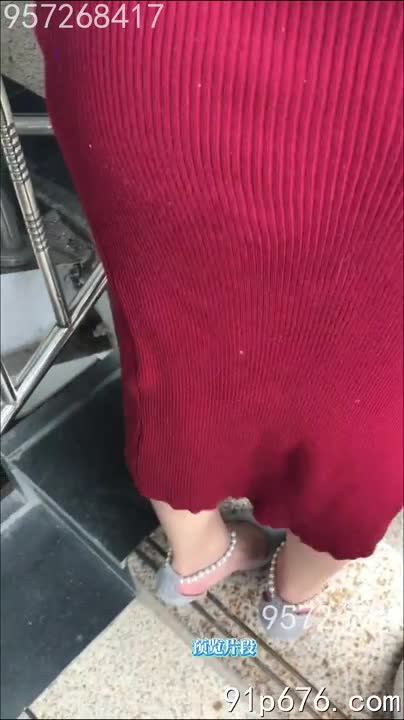 我的身体在镜头前颤抖，每一寸肌肤都渴望被触摸。高耸的胸部，纤细的腰肢，修长的双腿，都在挑逗着你的视线。我赤裸着，任由快感主宰我的每一个细胞。#裸体 #性爱 #自拍