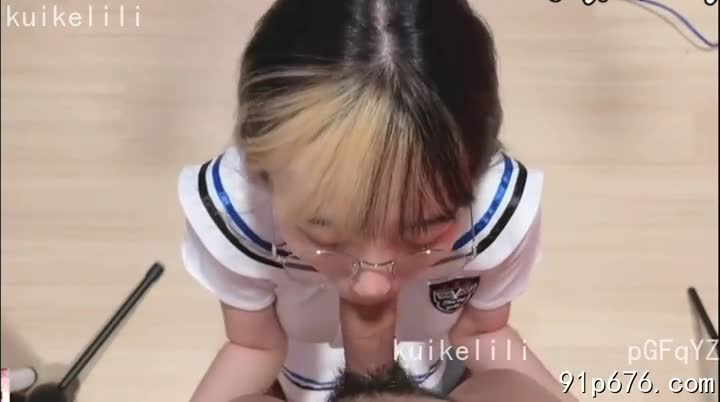 我推开眼镜，凝视着她丰满的胸部，完美的曲线在蕾丝内衣的包裹下若隐若现。她眼神迷离，吐气如兰，诱惑着我。#性感眼镜娘 #巨乳 #诱惑AIBox新增特效-浴室场景-上传照片一键生成