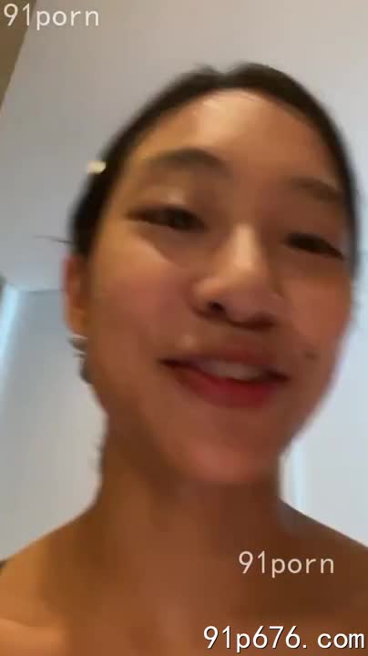 她身着紧身瑜伽服，玲珑曲线毕现，每一个动作都优雅而充满力量，柔软的身躯在阳光下散发着诱人的光泽，我看得痴了。#瑜伽老师 #完美身材 #性感尤物
