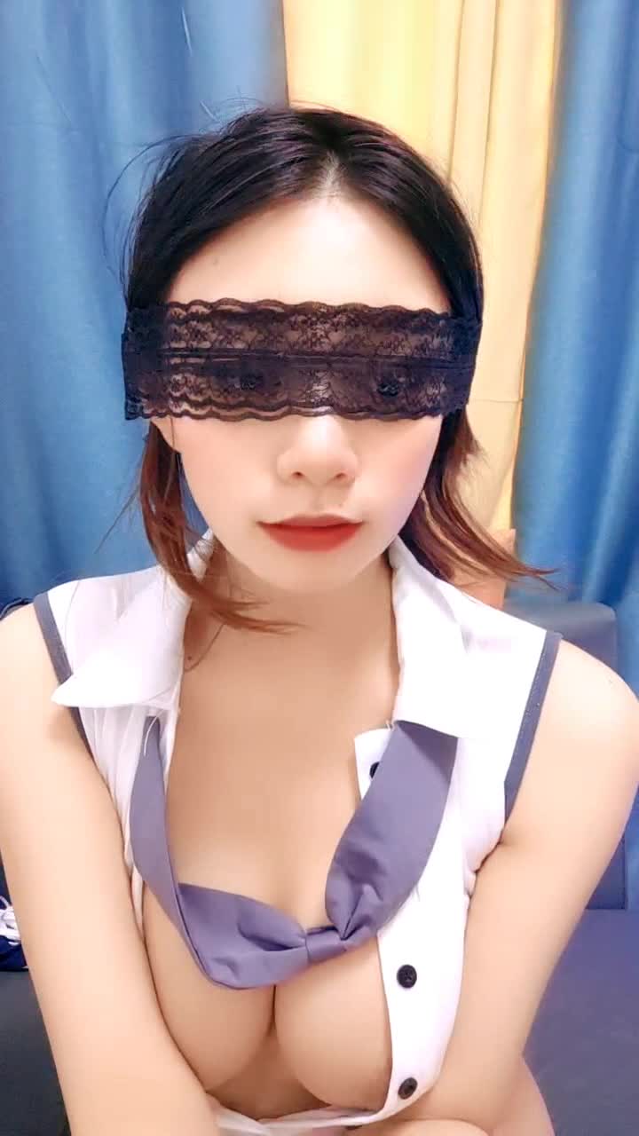 哺乳期的妮妮老师一个人的精彩直播，白丝情趣诱惑，双奶喷射奶水给狼友看，淫声荡语揉奶玩逼自慰呻吟好刺激