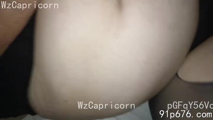 她赤裸的背脊紧贴着我的胸膛，汗珠顺着脊椎滑落，我感受着她的颤抖。 指尖轻抚她细腻的肌肤，贪婪地汲取着她的体温。#性爱 #情欲 #肉体C罩杯的文学少女佳苗（会员畅玩）NovelN女友机器人