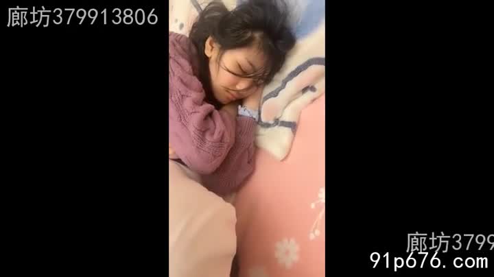 他贪婪地注视着我们，眼神中燃烧着欲望。我赤裸的身体在他面前毫无遮掩，而他正迫不及待地想要加入我们的欢愉。他的手在我的肌肤上游走，挑逗着我的每一个敏感点。#换妻 #三人行 #性爱
