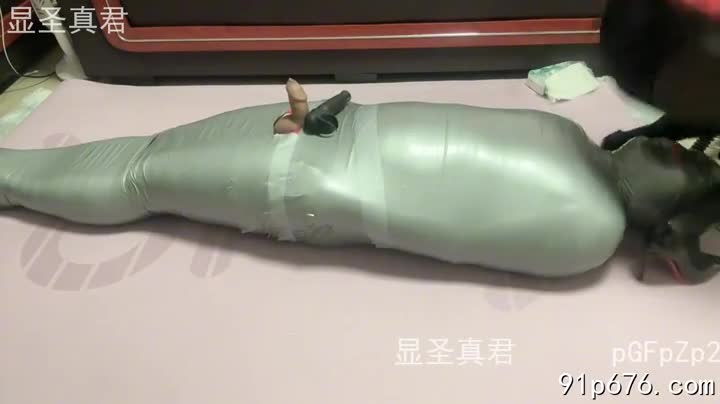 我，浮梦女王，将你捆绑，冰冷的绷带勒紧你的龟头。三次榨精，你的身体颤抖，圣水肆意流淌。我享受你绝望的呻吟，感受你精液的喷涌，这极致的快感，令人沉醉。#捆绑 #榨精 #调教