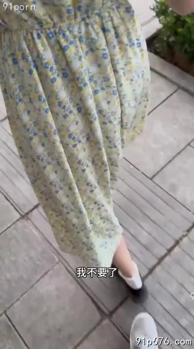 她穿着碎花裙，裙摆轻盈地拂过大腿，露出雪白肌肤。阳光下，她甜美的笑容像初夏的微风，令人沉醉。我忍不住想去触碰她柔软的肌肤，感受她身上散发出的阵阵幽香。#白月光 #碎花裙 #甜美美图画师|成人绘画|NSFW